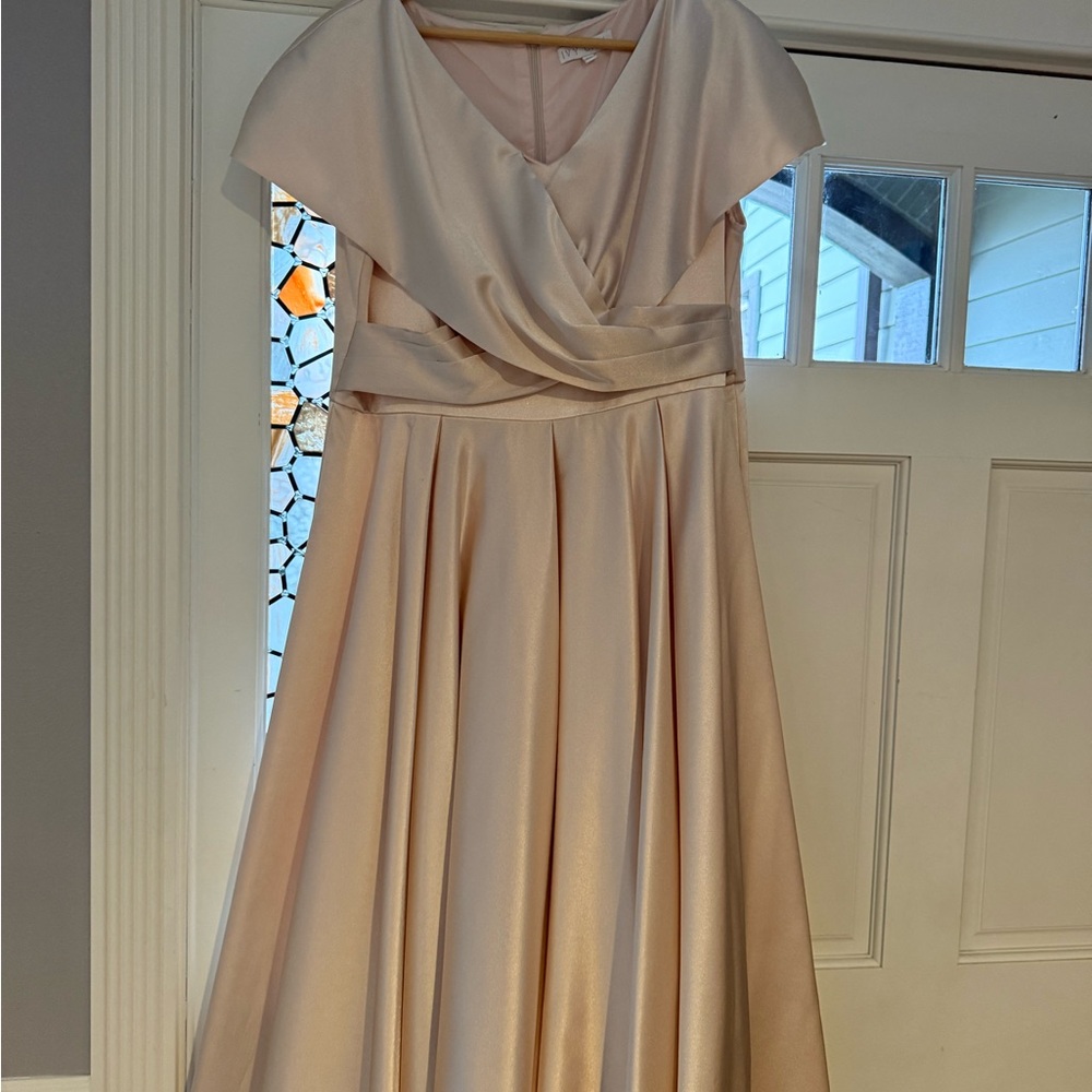 Ivy City Co Cream formal Midi Dress